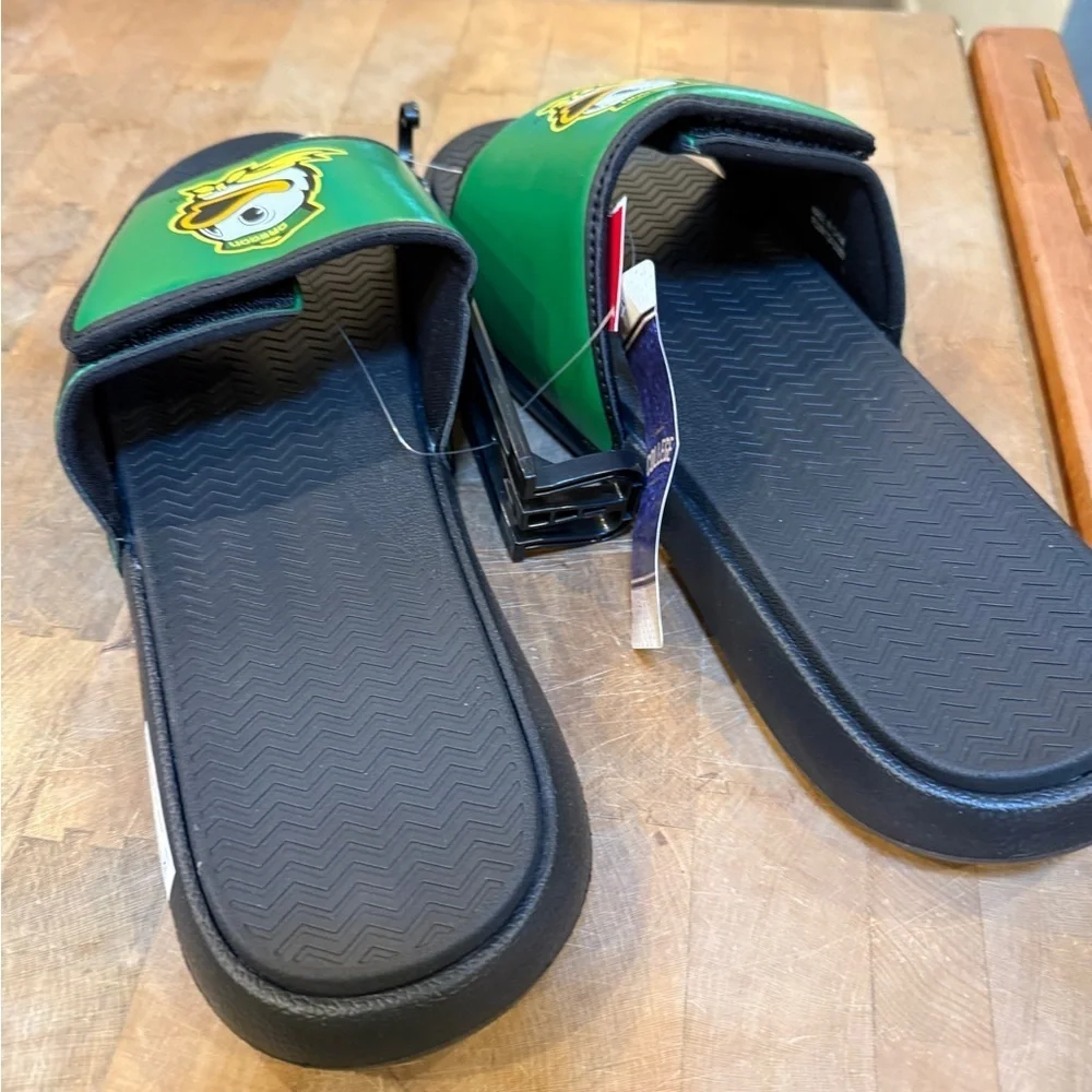 Oregon Ducks Men’s Sz 11/12 Slide Sandals Slip On Green and Black Brand New